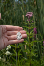 Load image into Gallery viewer, Pressed Flower Necklace