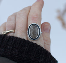 Load image into Gallery viewer, Oval Shadowbox ; Size 7