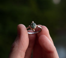 Load image into Gallery viewer, Green and Gold; size 7.5