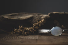 Load image into Gallery viewer, Pearly Cuff