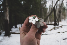 Load image into Gallery viewer, Green Daisy Studs
