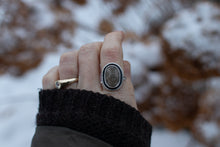 Load image into Gallery viewer, Oval Shadowbox ; Size 7
